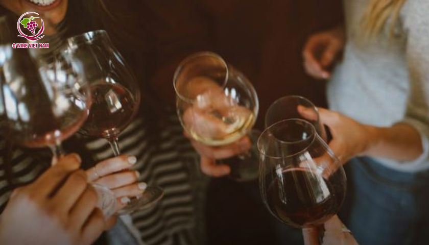 rượu vang - đồ khai tiệc ý nghĩa